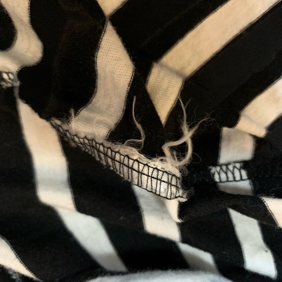 Guess Women Black White Stripe Gold Sequin Logo T-shirt Size Medium - Picture 8 of 8